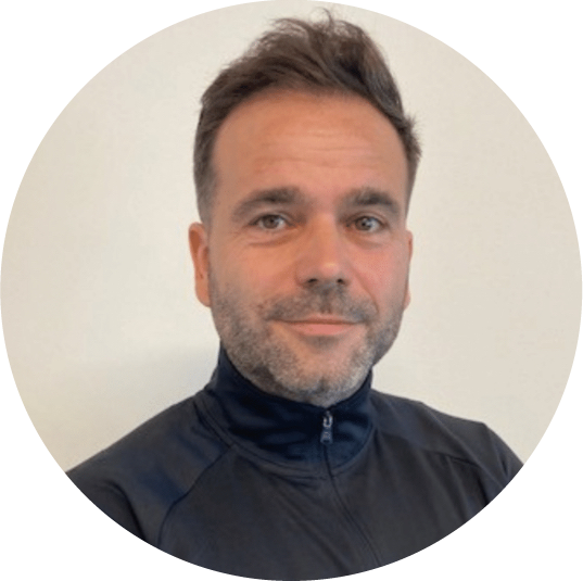 Portret DiedeFit coach, glimlachend in werkkleding. Persoonlijke begeleiding PT Breda Dordrecht