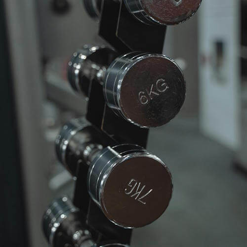 rek met chromen dumbbells voor personal training