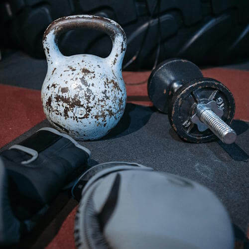 uitrusting van kettlebell en dumbbell om personal training te krijgen