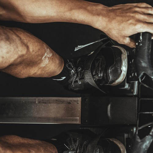 roeimachine met voet zichtbaar van een man die personal training krijgt