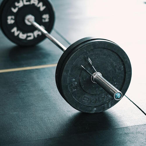 Barbell op mat klaar voor zware krachttraining. Spieropbouw met Personal Training Breda Dordrecht