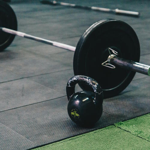 Barbell en Kettlebell op de mat. Materiaal voor Personal Training bij DiedeFit in Breda Dordrecht