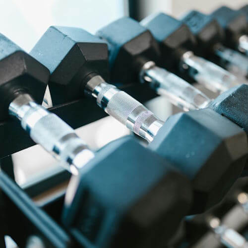 Close-up Hex Dumbbells in rek. Krachttraining als vast onderdeel Leefstijl Coaching PT Breda Dordrecht